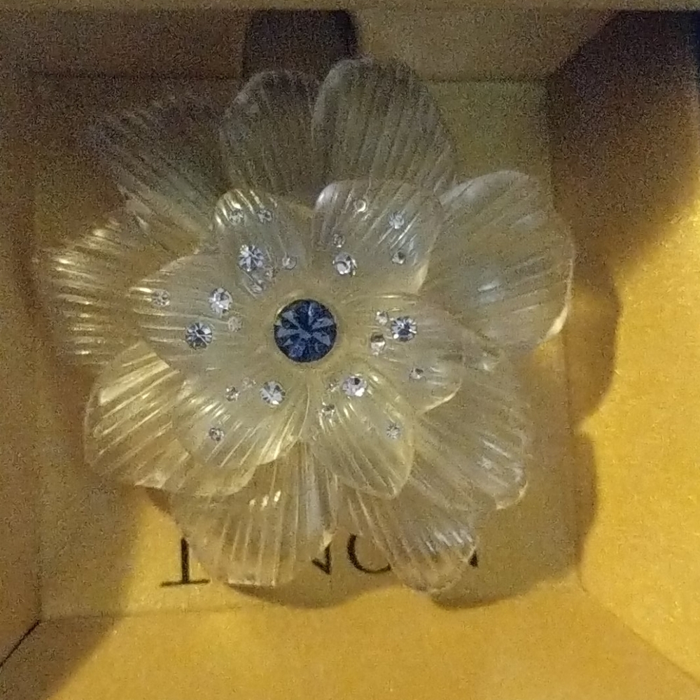 Gorgeous flower pin🤍💙 - Picture 4 of 6